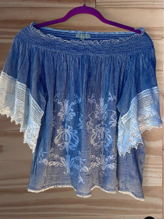 Rubyyaya Tops - Rubyyaya size S blue off the shoulder top with lace trim at the
Elbows.